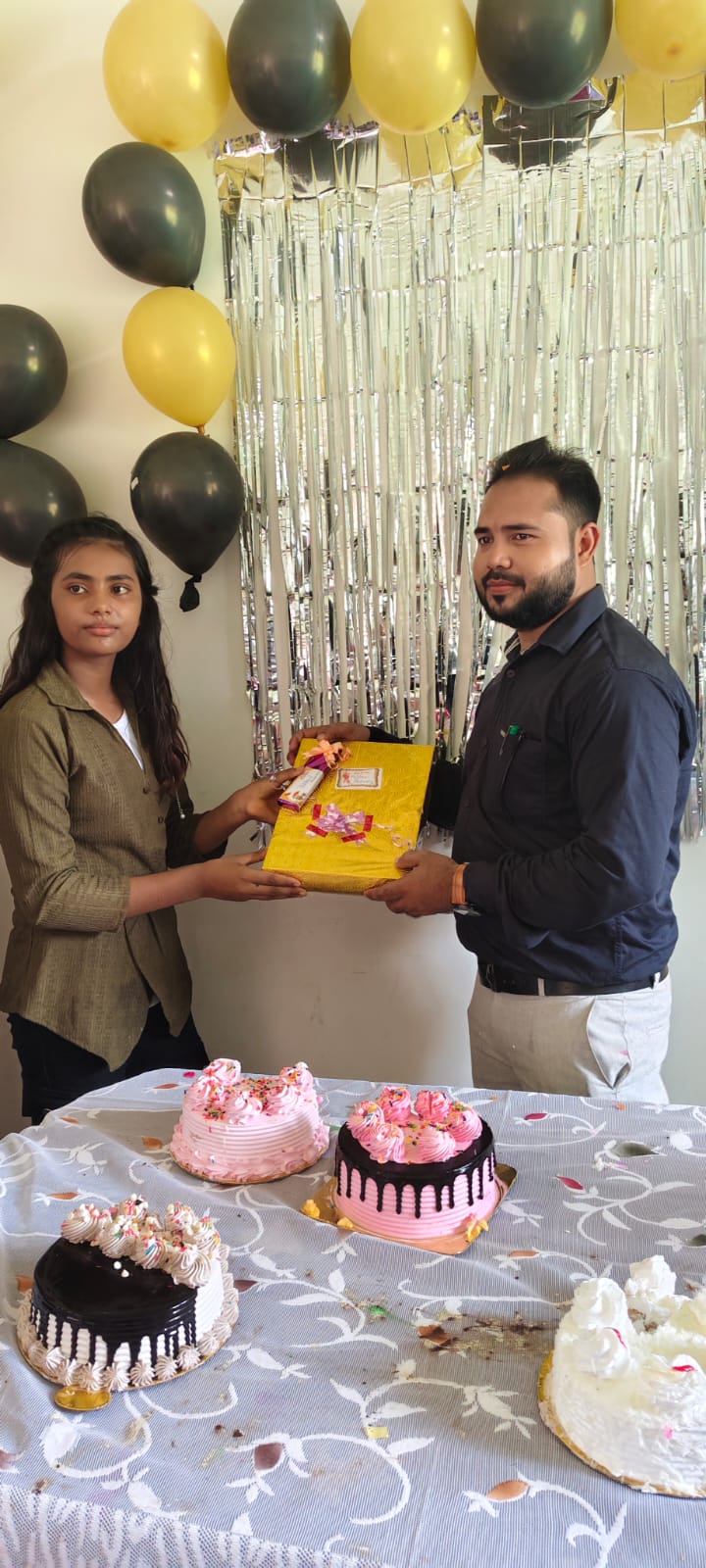 Student receiving prize from Director